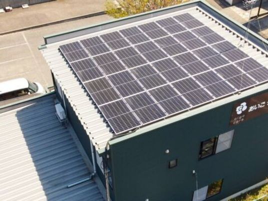 太陽光パネル付き建物の外観  