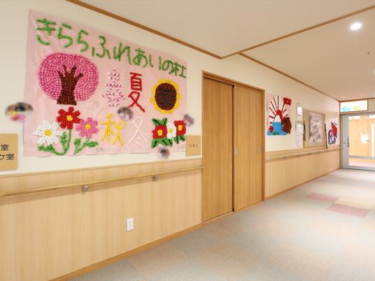 壁に飾り付けられた作品の廊下