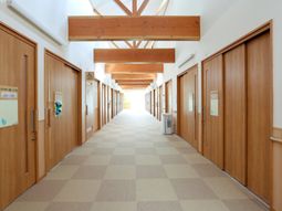 廊下の明るい木目調