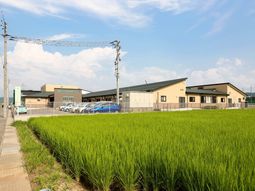 広々静かな施設外観