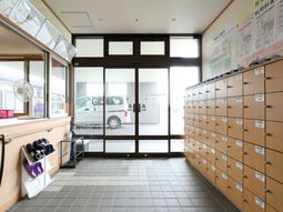 明るい受付エリア