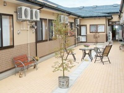 中庭のくつろぎスペース