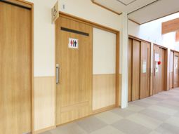 清潔な廊下と扉