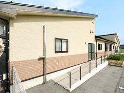 明るく清潔な外観