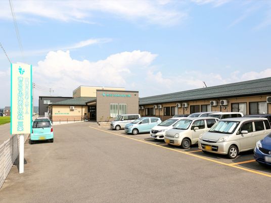 施設の駐車場と外観