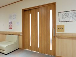 廊下のソファと掲示物