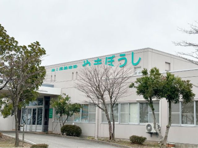緑豊かな外観 外観 玄関周りに自然が広がる外観です。快適な職場環境をお探しの方にぴったりです。