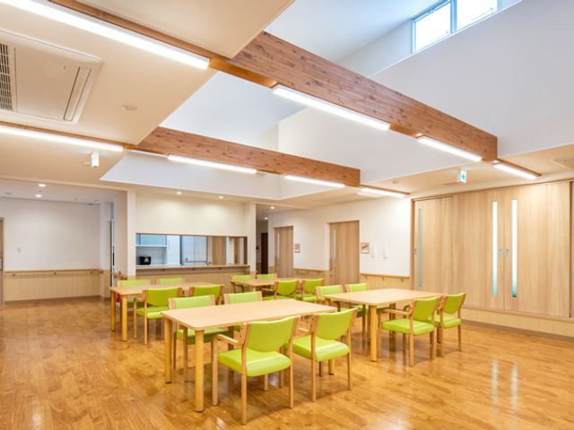 明るい空間と木目調テーブルのリビング リビング 自然光がたっぷり入る開放感のあるリビングです。木目調のインテリアが落ち着いた雰囲気を演出しています。