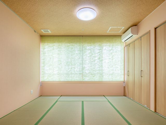 畳のある居室 居室 和やかな畳の空間で、リラックスして過ごせます。大きな窓から自然光がたっぷり入ります。
