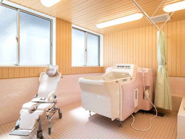 設備が充実した浴室 浴室 自然光が差し込む明るい空間で、機械浴の設備が整っています。快適なケアが可能です。