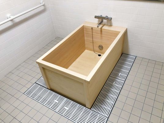 木製浴槽の浴室  