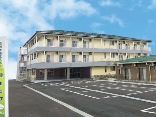 三階建ての建物外観  