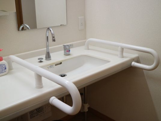 手すり付き洗面台