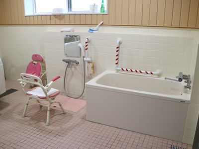 バリアフリー設計の浴室