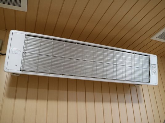 壁に取り付けられたエアコン