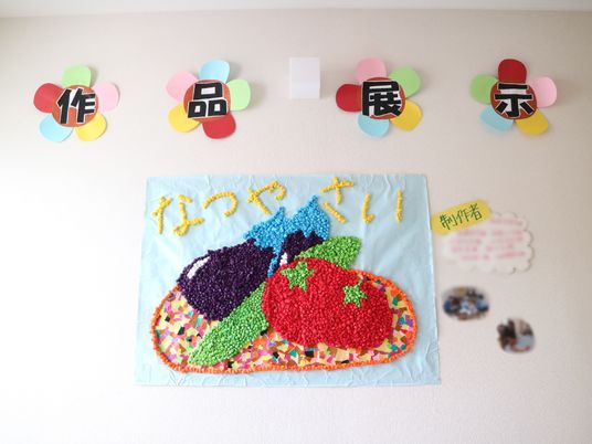 壁に飾られた手作り装飾