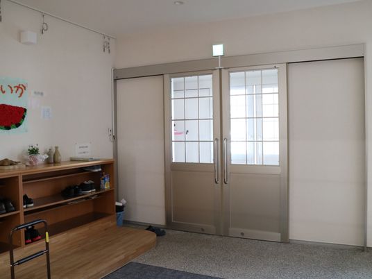 玄関ドアと靴棚の空間