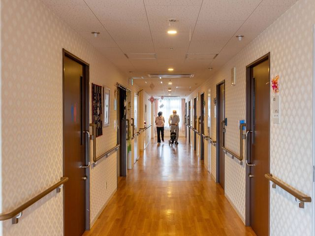 廊下を歩く様子 廊下 手すりが設けられた明るく清潔な通路です。訪れる方々の心地良い散歩が楽しめそうです。