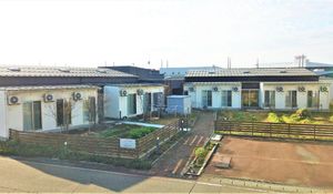 広い中庭のある施設外観  