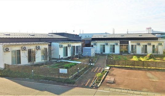 広い中庭のある施設外観  