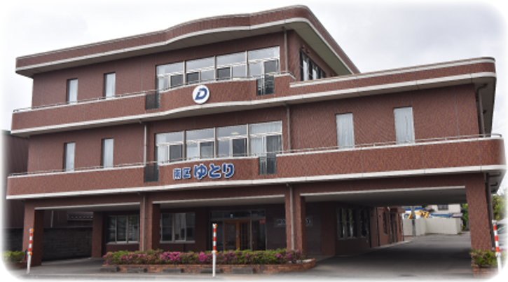 茶色の建物の外観