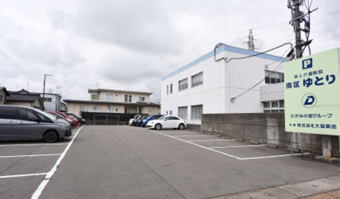 駐車場のある建物外観