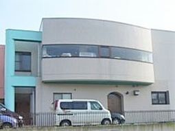 カラフルな外壁の建物