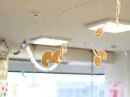 動物モチーフの装飾がある室内