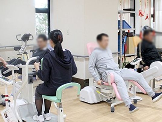 運動機器を使う人々の様子 機能訓練室