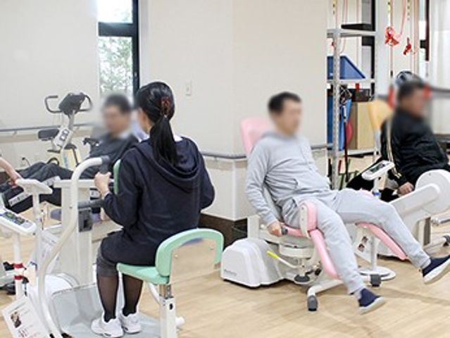 運動機器を使う人々の様子 機能訓練室