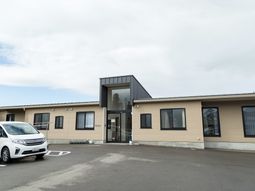 モダンな一階建て建物外観