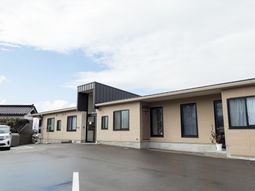 シンプルな建物の外観