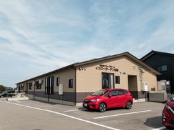 広々とした駐車場のある建物