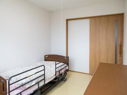 シンプルな居室の様子