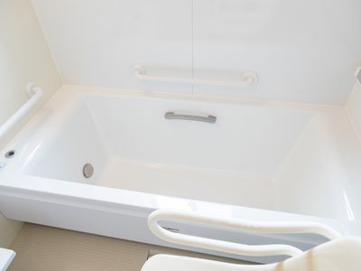 バリアフリー設計の浴室