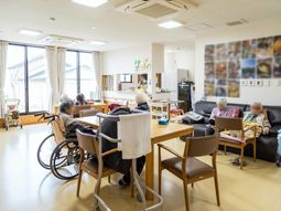 居住者がくつろぐ共有スペース