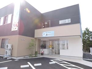 明るい施設の外観