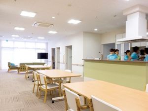 明るい食堂とスタッフ