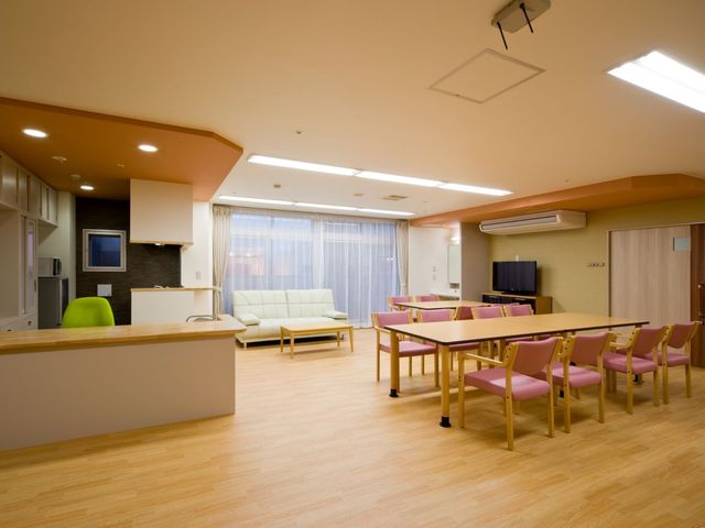安らぎのラウンジ ラウンジ 広々としたラウンジです。柔らかな自然光が入り、快適で落ち着いた雰囲気となっています。