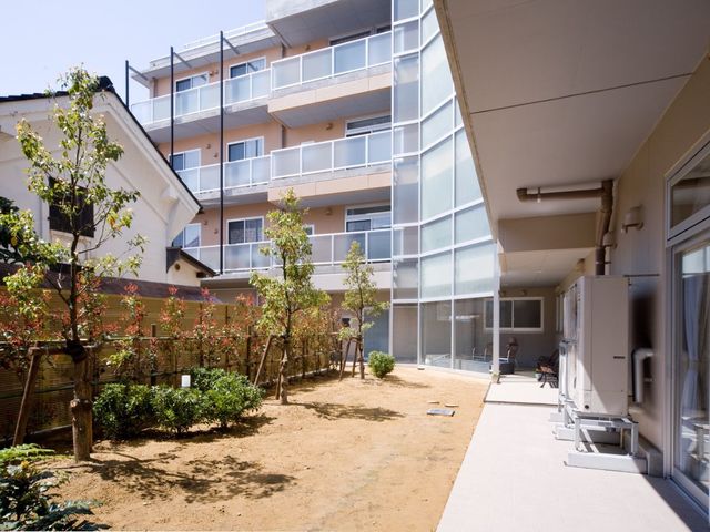 中庭のある外観 中庭   明るい中庭があり、建物に囲まれた落ち着いた空間です。外気を感じながら、入居者さまの気分転換にも使えそうです。