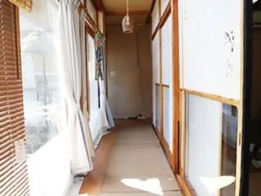 明るい廊下の窓際  