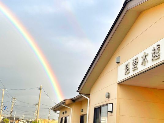 虹がかかる建物の外観