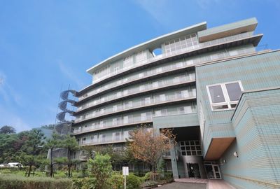 緑に囲まれた建物の外観