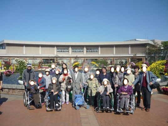 中庭に集う人々