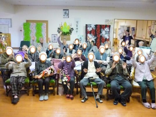 楽器を演奏する集いの様子
