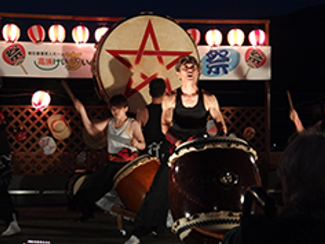祭りで太鼓を演奏する人々 テラス 祭りの夜、活気に満ちた太鼓の演奏が繰り広げられています。エネルギッシュなパフォーマンスに圧倒されます。