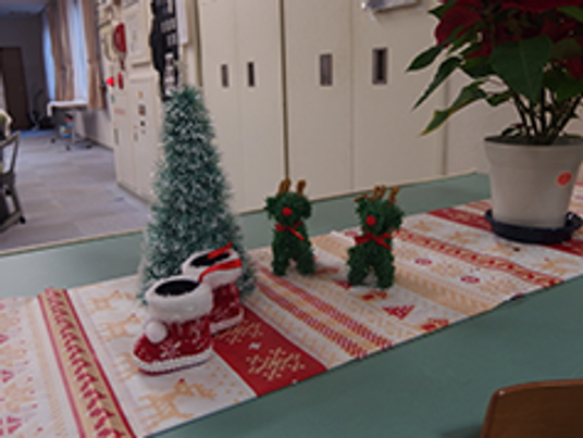 季節の装飾がある廊下