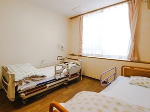 明るい居室のベッド  