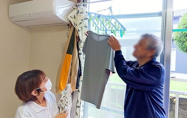 洗濯物を干す居室