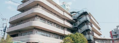 広々とした外観